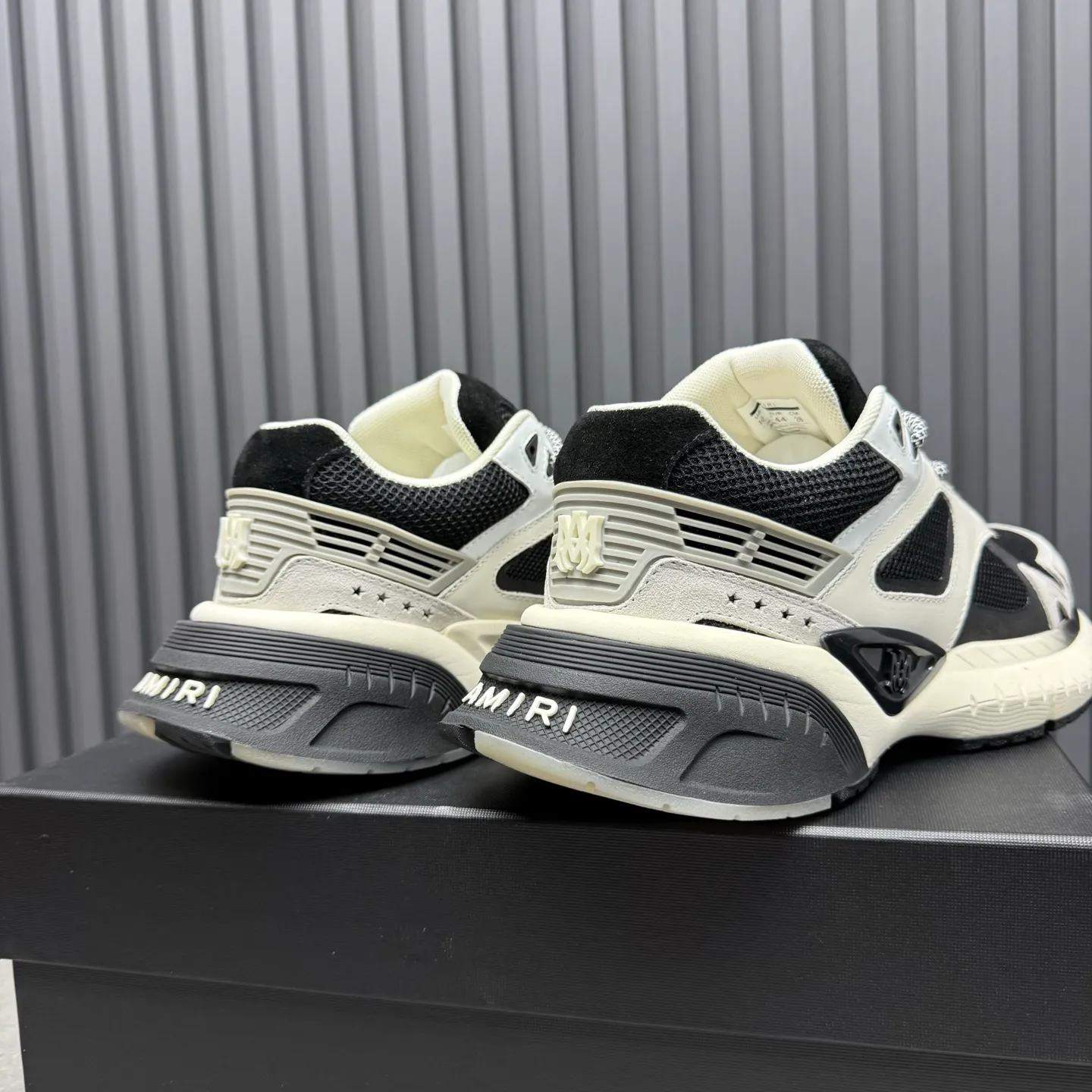 [AMIRI Amir] P: 760💰Size for couples: Female 35-40; Male 39-44; (Customized at 45.46) AMIRI Amir New Autumn and Winter Products New Autumn Latest Catwalk Couple Color Block Bread Casual Sports Shoes Series 〰 Casual fashion style full of details New generation of bone shoes popular classic upgrades Super comfortable and super popular! AUTRY is an exclusive version of AUTRY couple casual shoes from a high street brand in Los Angeles. Many celebrity Internet celebrities have the same style. Chinese new rapper Xiaobai Gali, Wang Yibo, Yang Mi and other Internet celebrity bloggers are competing for their feet. The three-dimensional molded metal logo on the side of the AJ1 shoe is on par with Nike's popular Fog. The heroic value instantly has a bit of punk rock flavor, all showing fashion sense and street style... ▪ Upper: original custom-made cowhide + original custom-made breathable mesh ▪Inner lining: original customized breathable mesh ▪Outsole: original molded two-color TPU rubber combination outsole.